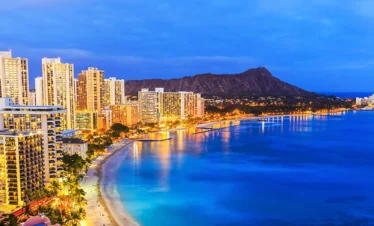 honolulu hawaii shoreline at night